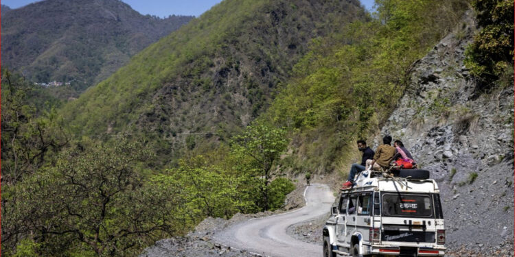 Lajmi Fundit/ Autobusi me 30 pasagjerë bie në humnerë, vdesin 26 persona