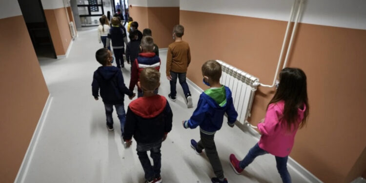 Mbi 200 shkolla marrin kërcënime për bombë, pezullohet mësimi në Serbi