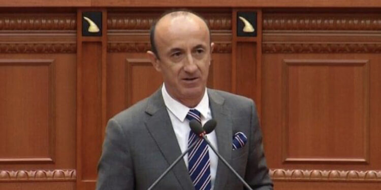 Deputeti i PD: Në Kuvend vjen era puro e hashash! Nikolla: Është fyerje e madhe, kërko falje