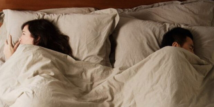 Kush ka nevojë për më shumë gjumë burrat apo gratë?