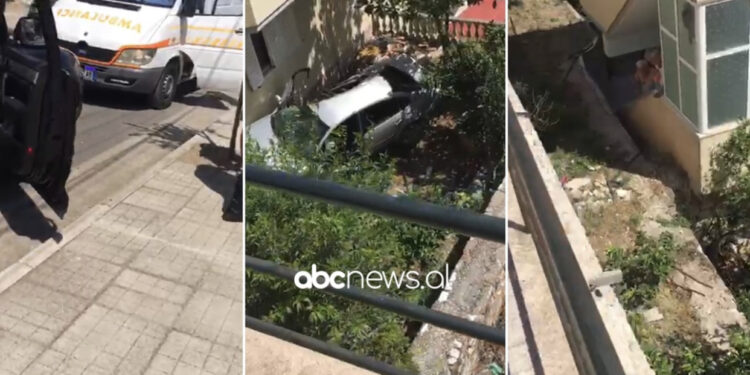 VIDEO/ Makina del nga rruga dhe përfundon në oborrin e shtëpisë