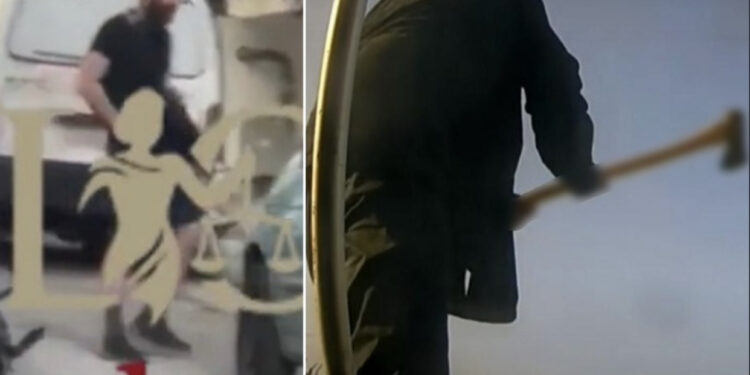 VIDEO/ I riu shqiptar kap sëpatën dhe shkatërron makinat e grekëve, kërcënon edhe policinë