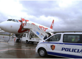 Qëndronin ilegalisht në Angli dhe Francë, mbërrijnë 2 “chartera” në Rinas, riatdhesohen 72 shqiptarë