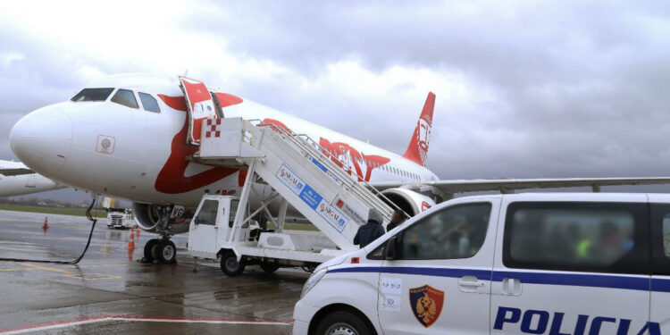 Qëndronin ilegalisht në Angli dhe Francë, mbërrijnë 2 “chartera” në Rinas, riatdhesohen 72 shqiptarë