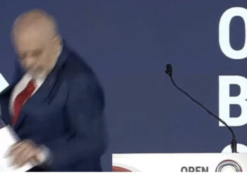 FOTO/ Nuk mbështeti Kosovën, Ramës i ndodh “incidenti” në Ohër, pengohet te shkalla sapo përfundon fjalën për Ballkanin e Hapur