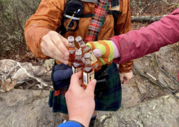 FOTO/ Iluzioni optik që “po çmend” internetin, a i dalloni dot katër persona?