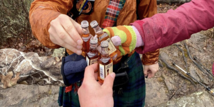 FOTO/ Iluzioni optik që “po çmend” internetin, a i dalloni dot katër persona?