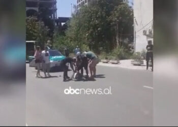 VIDEO/ Taksia aksidenton rëndë kalimtarin në mes të Tiranës, flet shoferi: Më preu rrugën me vrap