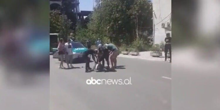 VIDEO/ Taksia aksidenton rëndë kalimtarin në mes të Tiranës, flet shoferi: Më preu rrugën me vrap