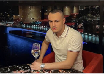 FOTO/ “Leku letër”, Don Xhoni prezanton vilën e tij dhe makinat luksoze, Range Rover & Mercedes