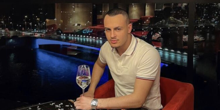 FOTO/ “Leku letër”, Don Xhoni prezanton vilën e tij dhe makinat luksoze, Range Rover & Mercedes