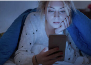 Çfarë është “drita blu”, dhe a e dëmton ajo lëkurën tonë?