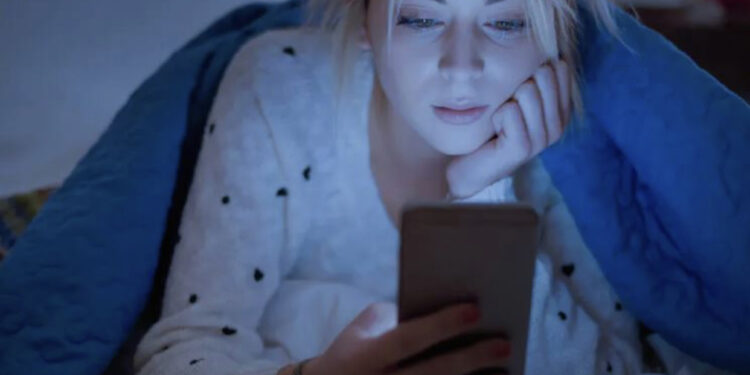 Çfarë është “drita blu”, dhe a e dëmton ajo lëkurën tonë?