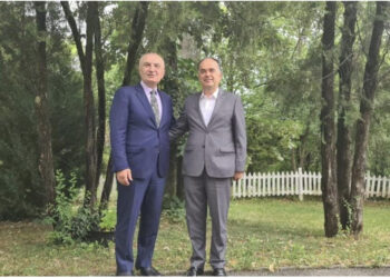 Krahë për krahë me presidentin e ri, Meta publikon foton me pasardhësin e tij