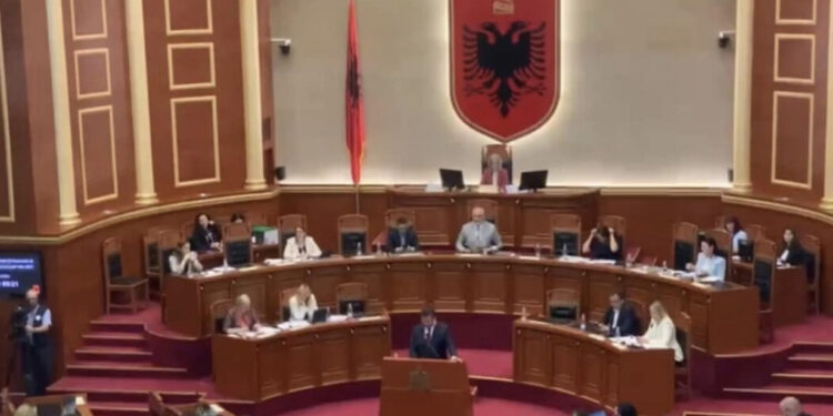 Në emër të kujt demokracie Nikolla i thotë kryetarit të opozitës: “Ti nuk duhet të flasësh”?!