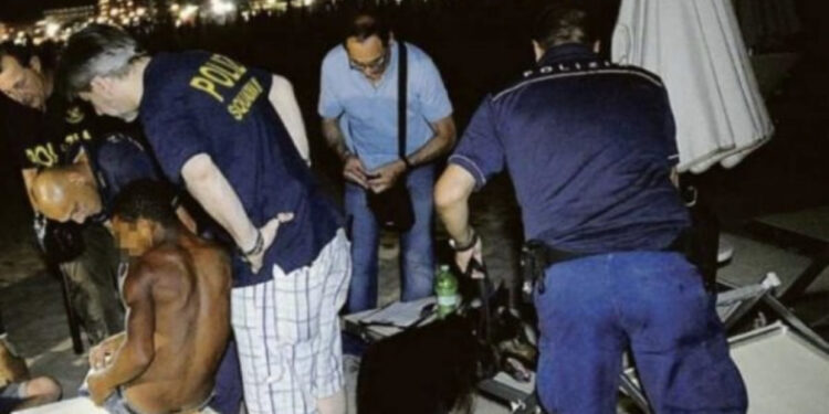 Nigeriani kafshon dhe i këput gishtin shqiptarit, si nisi sherri për vajza në plazh