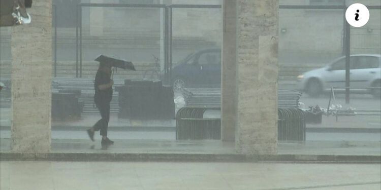 Dy viktima nga moti i keq/ Rrufeja godet një 50-vjeçar në Malësinë e Madhe! Mbytet i moshuari në Vlorë