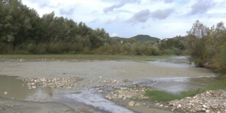 PAMJE/ Gjendet i pajetë anës lumit 67-vjeçari në Fier