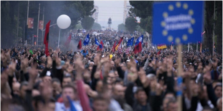 Berisha, thirrje shqiptarëve: Të ngrihemi për të shpëtuar Shqipërinë