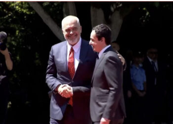 Rama mbërrin në Prishtinë, shtrëngim hipokrit duarsh me kryeministrin Kurti