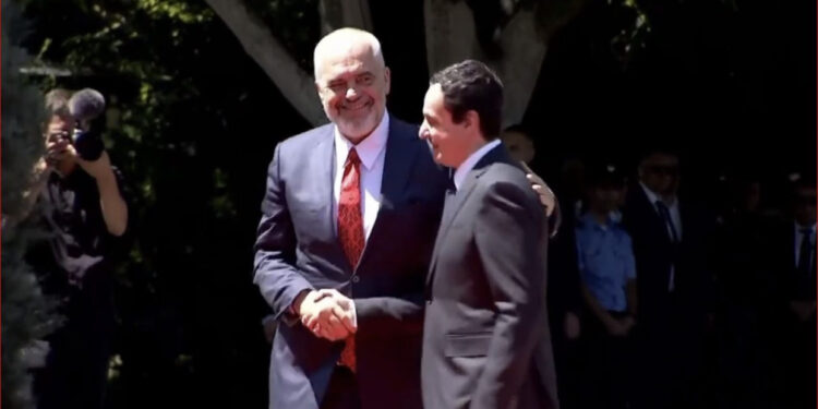 Rama mbërrin në Prishtinë, shtrëngim hipokrit duarsh me kryeministrin Kurti