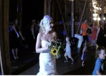 VIDEO/ Nusja hodhi buqetën shoqeve të pamartuara, por ajo që ndodhi “i la pa fjalë” dasmorët