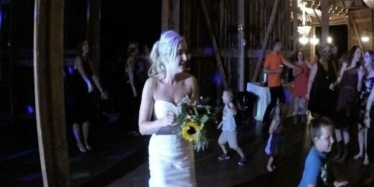 VIDEO/ Nusja hodhi buqetën shoqeve të pamartuara, por ajo që ndodhi “i la pa fjalë” dasmorët