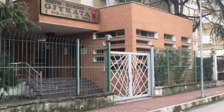 Ndodh në Fier, gjyq për plagosjen me çifte të maçokut, dënohet 77 vjeçari