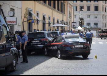 Ndjekje si nëpër filma në rrugët e Romës, 39-vjeçari shqiptar tenton të arratiset me ‘BMW’, thyen dhe postbllokun e policisë!