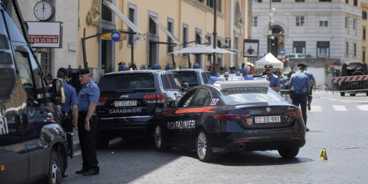 Ndjekje si nëpër filma në rrugët e Romës, 39-vjeçari shqiptar tenton të arratiset me ‘BMW’, thyen dhe postbllokun e policisë!