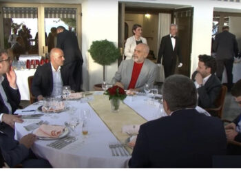 Alex Soros në samitin e Ohrit, në tavolinë me kryeministrat dhe Vuçiç