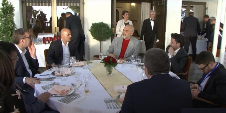 Alex Soros në samitin e Ohrit, në tavolinë me kryeministrat dhe Vuçiç