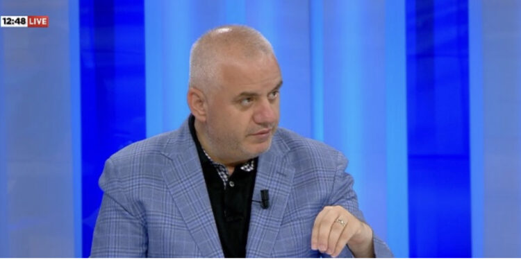 E kishte Sazanin në “pëllëmbë të dorës”, Artan Hoxha: Pajisja misterioze në ishull orientonte gomonet e drogës