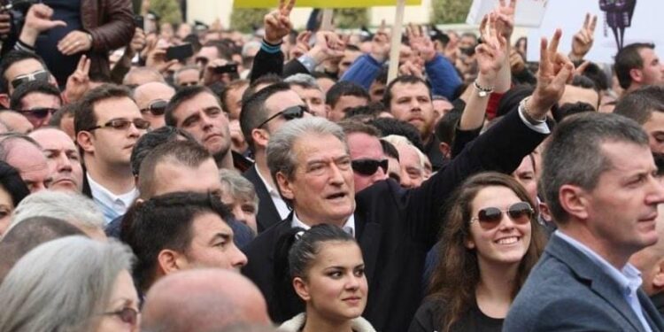 Protesta e 7 Korrikut/ Sali Berishës i bashkohet Jorida Tabaku dhe 4 deputet të grupit Basha