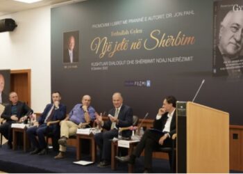 Profesori amerikan i krishtërimit promovon librin e tij për mendimtarin Fetullah Gylen në Tiranë