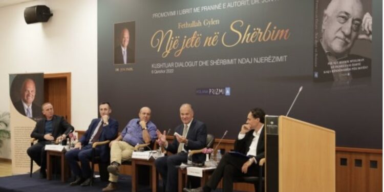 Profesori amerikan i krishtërimit promovon librin e tij për mendimtarin Fetullah Gylen në Tiranë