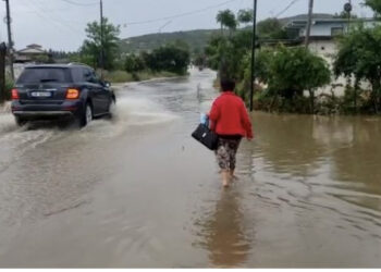 Shiu përmbyt Kuçovën, qyteti nën “pushtetin” e ujit dhe pa drita