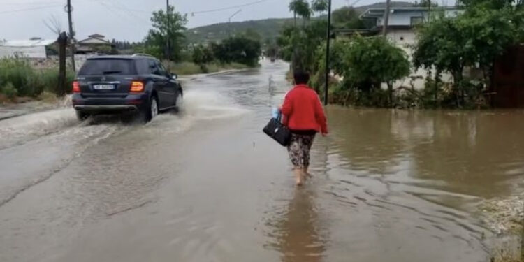 Shiu përmbyt Kuçovën, qyteti nën “pushtetin” e ujit dhe pa drita