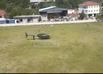 VIDEO/ Dyshohet se pësoi defekt teknik, helikopteri i ushtrisë bën ulje emergjente në Librazhd