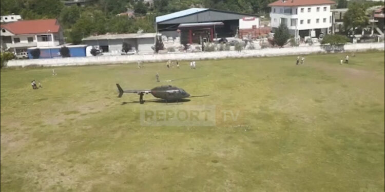 VIDEO/ Dyshohet se pësoi defekt teknik, helikopteri i ushtrisë bën ulje emergjente në Librazhd