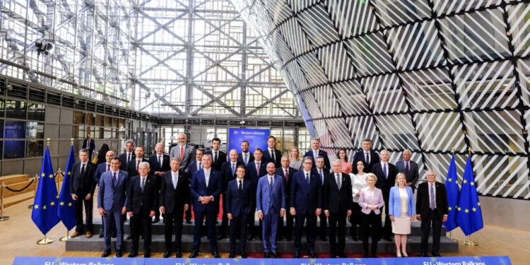 Përfundon Samiti i BE-së, publikohet fotografia e përbashkët e liderëve