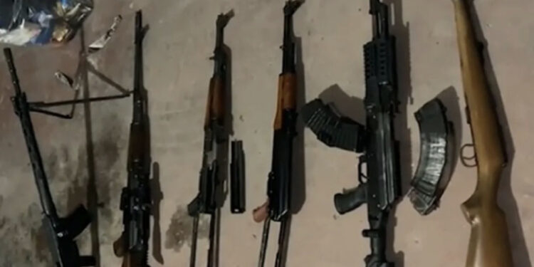 Video/ Armë dhe municione të llojeve e modeleve të fundit në garazh, arrestohet 27-vjeçari