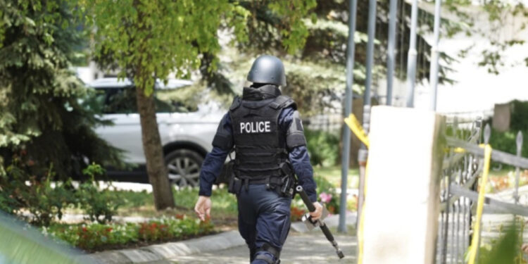 Alarm për bombë në 4 shkolla në veri të Kosovës, Policia “blindon” vendngjarjen