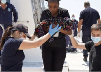 FOTOLAJM/ Refugjatja lind ne mes të ishullit grek, sapo kishte zbarkuar nga skafi