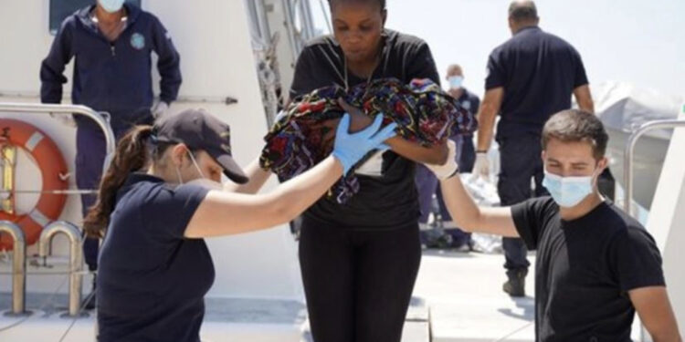 FOTOLAJM/ Refugjatja lind ne mes të ishullit grek, sapo kishte zbarkuar nga skafi