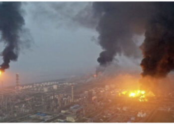Shpërthimi u dëgjua deri 6 kilometra larg, flakët pushtojnë fabrikën me lëndë kimike, vdes një person