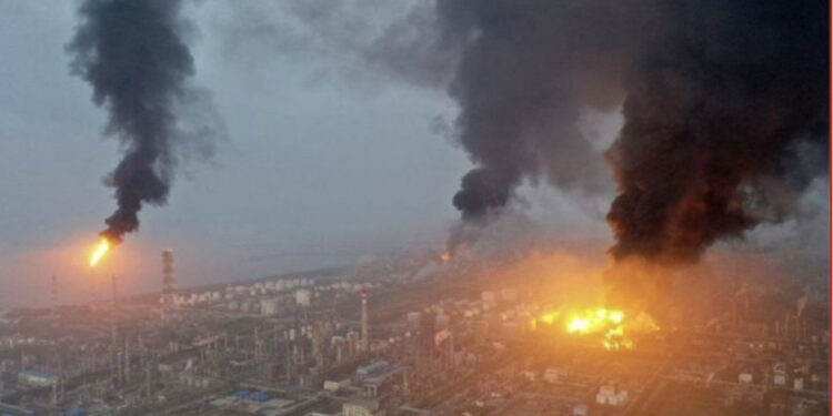 Shpërthimi u dëgjua deri 6 kilometra larg, flakët pushtojnë fabrikën me lëndë kimike, vdes një person