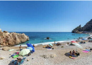 “Nga sapuni tek urinimi”, rregullat e reja në plazhet e Spanjës do ju bëjnë të qeshni me lot