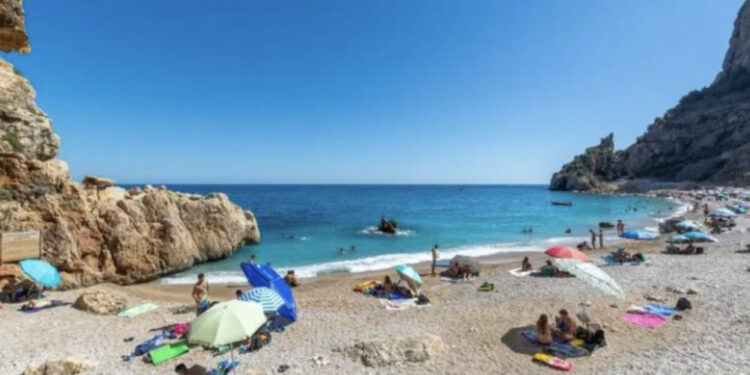 “Nga sapuni tek urinimi”, rregullat e reja në plazhet e Spanjës do ju bëjnë të qeshni me lot