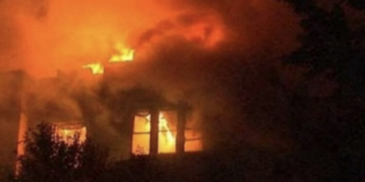 Rrufeja godet banesën, humb jetën 50-vjeçari